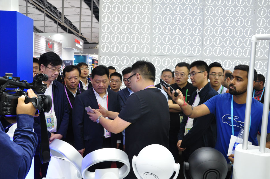 项敏市长看望124届广交会控股公司展区(图1)