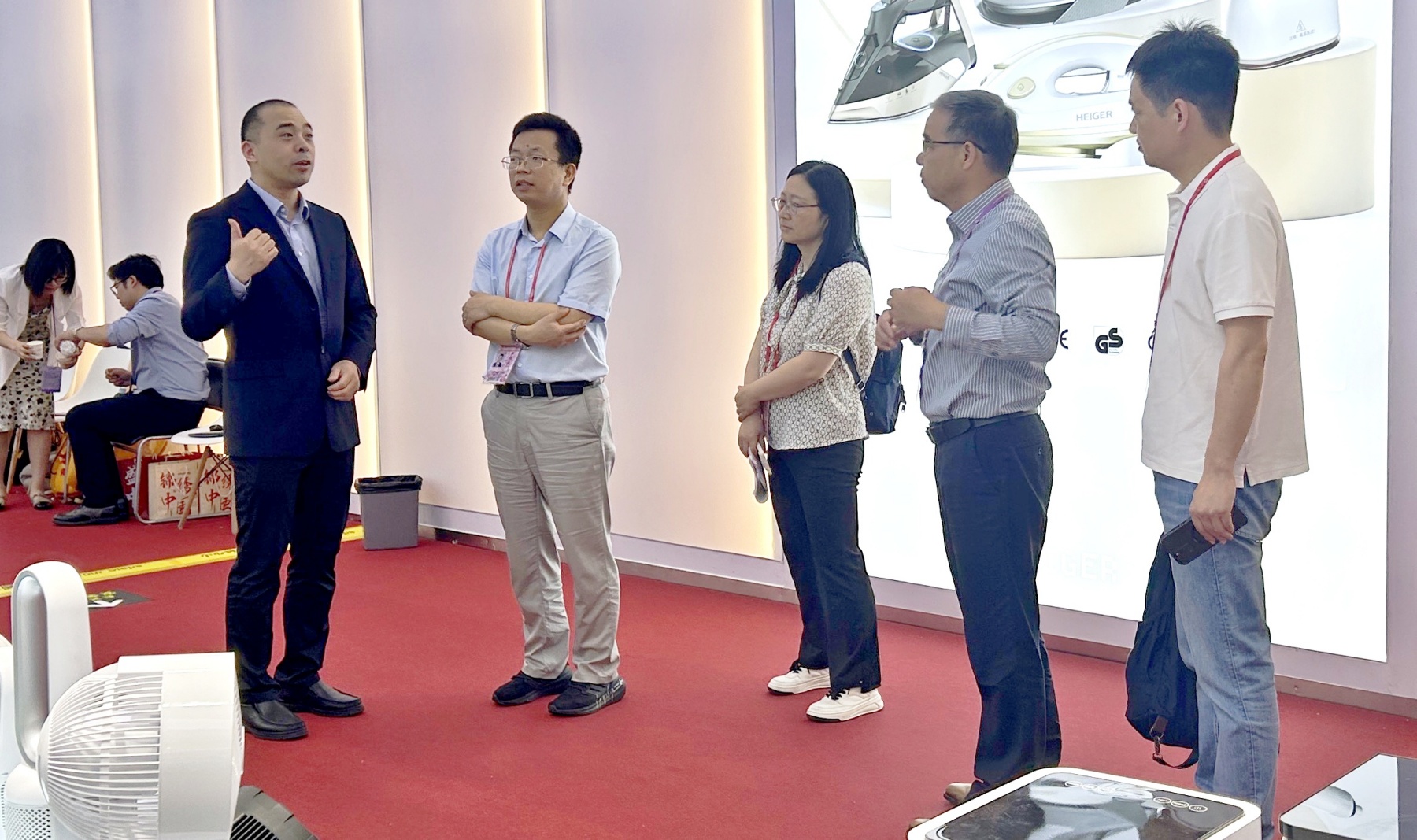 周高副市长等领导视察第137届广交会慈溪进出口控股公司展位(图2) 13-25041Q24213246.jpg