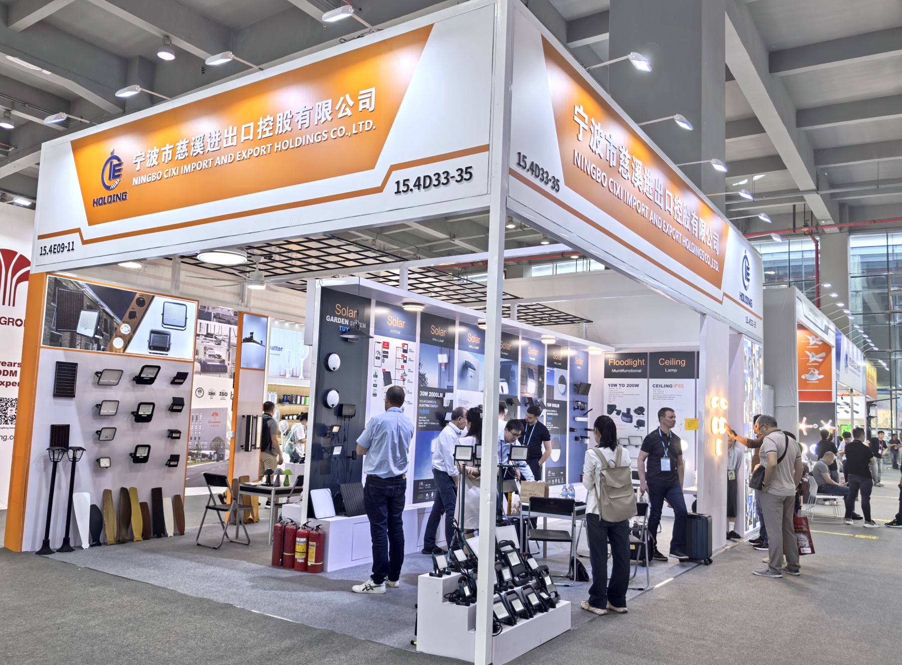 周高副市长等领导视察第137届广交会慈溪进出口控股公司展位(图4) 13-25041Q24354343.jpg